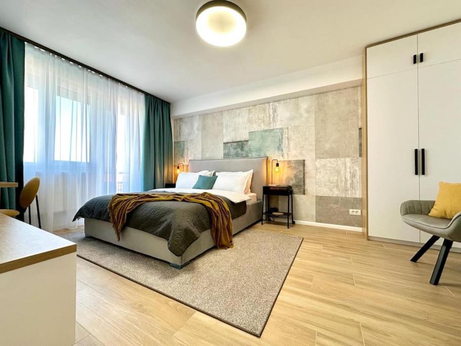 Center With Balcony Apartment *